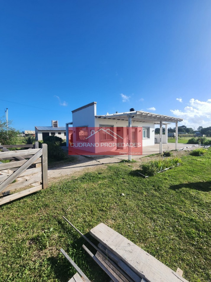 RETASADA! Tu Refugio Natural en Parque Bristol, Miramar: Casa con Amplio Parque y Precio de Ocasion.