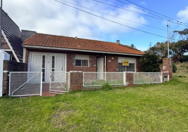 Inversion Inteligente en Miramar: Casa de 3 ambientes con amplio parque 